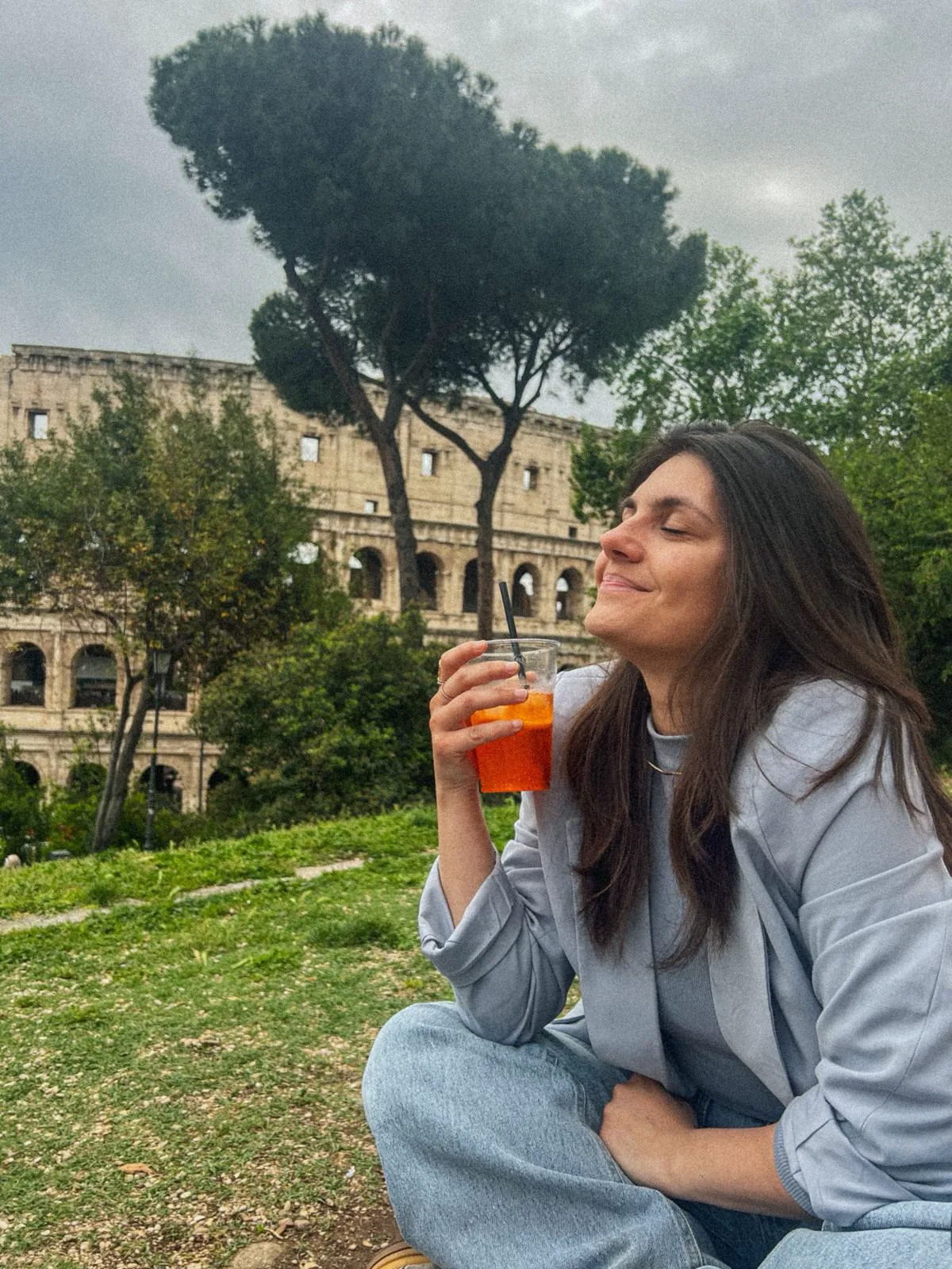 Marija Jovanović sa narandžinim sokom ispred Koloseuma u Rimu