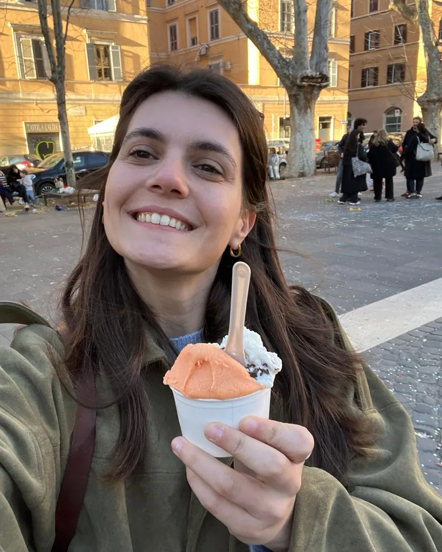 Marija sa gelatom u Rimu, italijanske ulice u pozadini